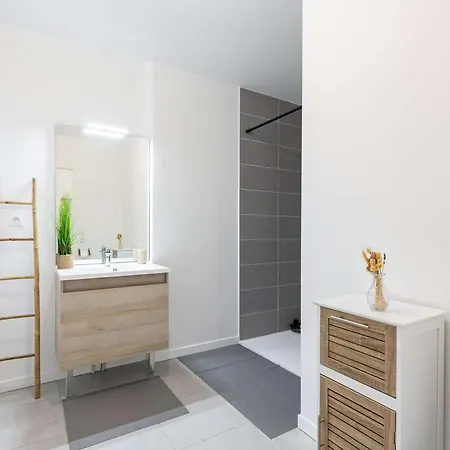 T2 Avec Terrasse, Climatisation Et Parking - Saint-lary - Fr-1-296-524