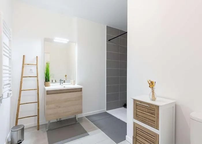 T2 Avec Terrasse, Climatisation Et Parking - Saint-lary - Fr-1-296-524